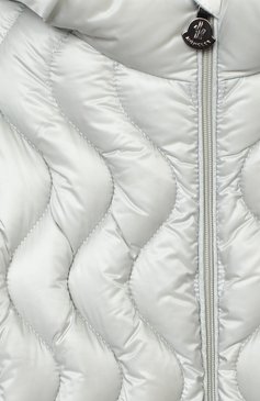 Детского пуховый комбинезон MONCLER светло-серого цвета, арт. F2-951-1G503-10-53048 | Фото 3 (Кросс-КТ НВ: Верхняя одежда-одежда, Утепленные; Материал внешний: Синтетический материал; Региональные ограничения белый список (Axapta Mercury): RU; Материал утеплителя: Пух и перо; Материал подклада: Хлопок; Ростовка одежда: 12 мес | 80 см, 18 мес | 86 см, 24 мес | 92 см, 3 мес | 62 см, 36 мес | 98 см, 6 мес | 68 см, 9 мес | 74 см)