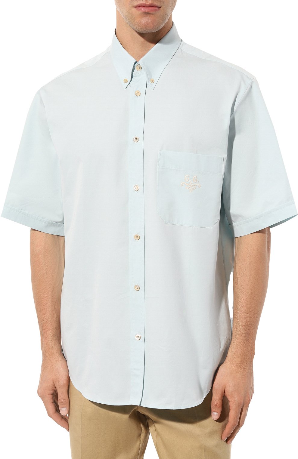 Мужская хлопковая рубашка GUCCI голубого цвета, арт. 630264 ZAEOQ | Фото 3 (Воротник: Button down; Рукава: Короткие; Случай: Повседневный; Длина (для топов): Стандартные; Материал сплава: Проставлено; Материал внешний: Хлопок; Принт: Однотонные; Драгоценные камни: Проставлено; Стили: Кэжуэл)