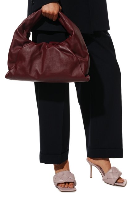 Женская сумка shoulder pouch BOTTEGA VENETA бордового цвета, арт. 610524/VCP40 | Фото 2 (Размер: large; Сумки-технические: Сумки top-handle; Региональные ограничения белый список (Axapta Mercury): RU; Материал: Натуральная кожа)