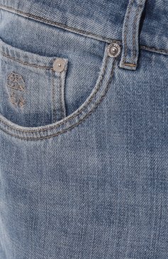 Мужские джинсы BRUNELLO CUCINELLI голубого цвета, арт. M0Z37B2210 | Фото 5 (Силуэт М (брюки): Прямые; Кросс-КТ: Деним; Длина (брюки, джинсы): Стандартные; Региональные ограничения белый список (Axapta Mercury): RU; Материал внешний: Хлопок, Деним; Детали: Потертости; Стили: Кэжуэл)