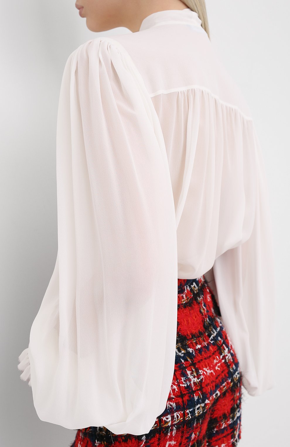 Женская шелковая блузка BALMAIN белого цвета, арт. UF12680/S053 | Фото 4 (Материал внешний: Шелк; Рукава: Длинные; Принт: Без принта; Длина (для топов): Стандартные; Женское Кросс-КТ: Блуза-одежда)