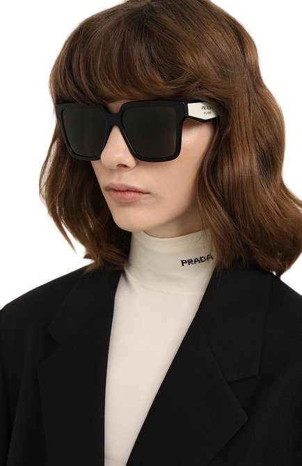 Женские солнцезащитные очки PRADA черного цвета, арт. 24ZS-1AB5S0 | Фото 2 (Региональные ограничения белый список (Axapta Mercury): Не проставлено; Нос: Не проставлено)