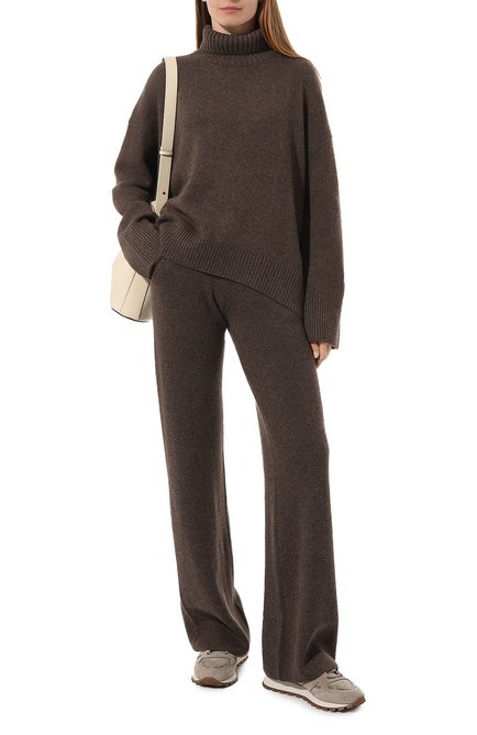 Женские кашемировые брюки ADDICTED темно-коричневого цвета, арт. MK920 | Фото 2 (Материал внешний: Шерсть, Кашемир; Стили: Кэжуэл; Кросс-КТ: Трикотаж; Женское Кросс-КТ: Брюки-одежда; Длина (брюки, джинсы): Удлиненные; Силуэт Ж (брюки и джинсы): Широкие; Драгоценные камни: Проставлено; Материал сплава: Проставлено)