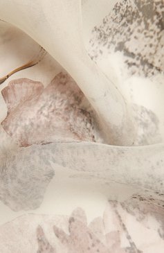 Женский шелковый платок ALEXANDER MCQUEEN с�ерого цвета, арт. 657761/3060Q | Фото 2 (Принт: С принтом; Материал: Текстиль, Шелк)