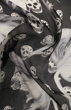 Женский шарф ALEXANDER MCQUEEN черно-белого цвета, арт. 710112/3052Q1078 | Фото 3 (Материал: Текстиль; Материал сплава: Проставлено; Нос: Не проставлено)