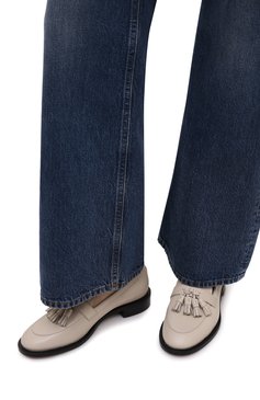 Женские кожаные лоферы STUART WEITZMAN молочного цвета, арт. S5811 | Фото 3 (Материал внешний: Кожа; Каблук высота: Низкий; Материал внутренний: Натуральная кожа; Подошва: Плоская)