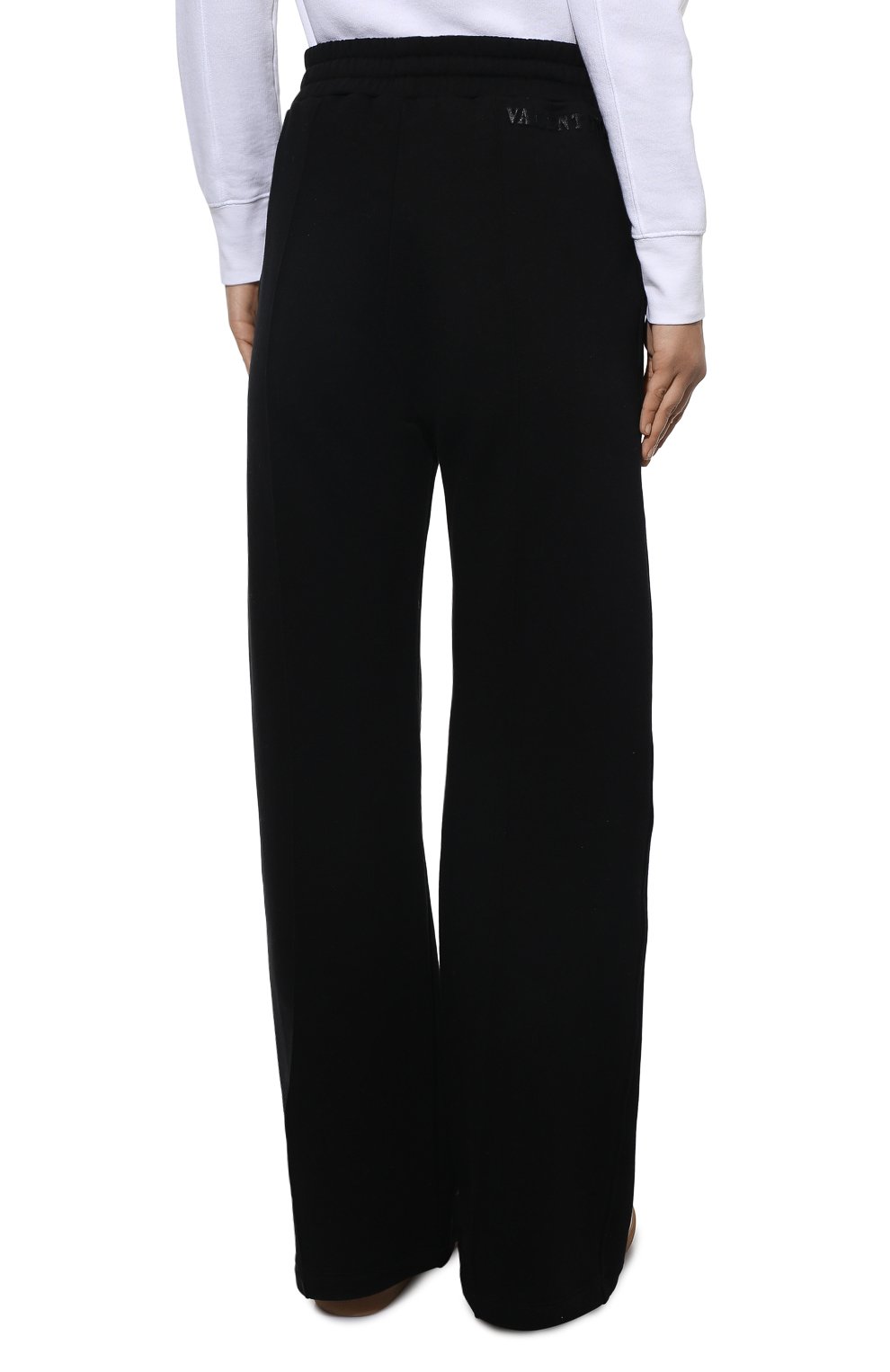 Женские хлопковые брюки VALENTINO черного цвета, арт. XB3MD03S717 | Фото 4 (Силуэт Ж (брюки и джинсы): Широкие; Длина (брюки, джинсы): Стандартные; Женское Кросс-КТ: Брюки-одежда; Материал сплава: Проставлено; Материал внешний: Хлопок; Драгоценные камни: Проставлено; Стили: Кэжуэл)
