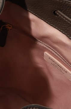 Женский рюкзак beat COCCINELLE темно-коричневого цвета, арт. E1 MF6 14 01 01 | Фото 5 (Размер: medium; Материал: Натуральная кожа; Материал сплава: Проставлено; Драгоценные камни: Проставлено; Стили: Кэжуэл)