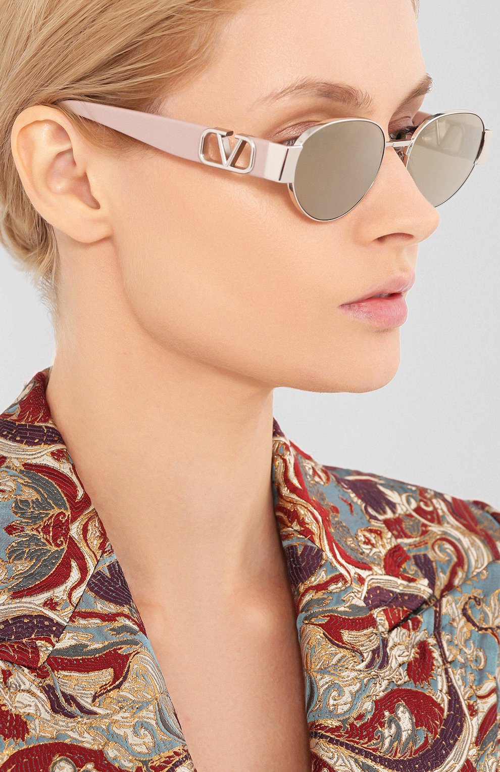 Женские солнцезащитные очки VALENTINO серебряного цвета, арт. 2037-30065A | Фото 2 (Тип очков: С/з; Оптика Гендер: оптика-женское)