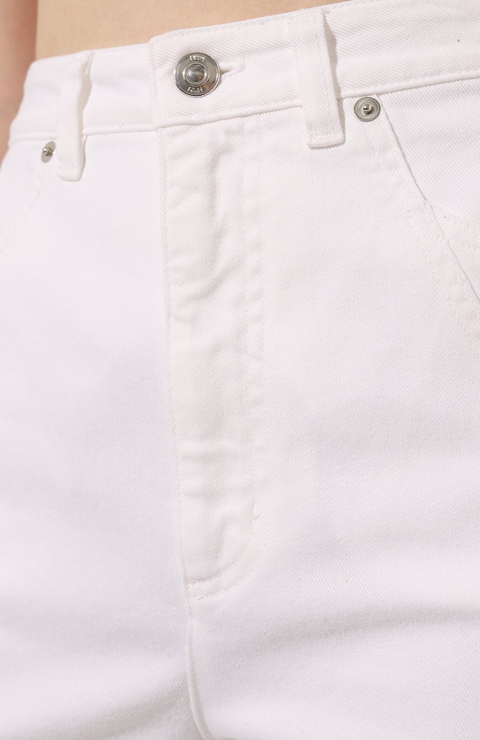Женские джинсы N21 белого цвета, арт. N2M/2201/0068 | Фото 5 (Длина (брюки, джинсы): Удлиненные; Кросс-КТ: Деним; Региональные ограничения белый список (Axapta Mercury): Не проставлено; Материал сплава: Проставлено; Нос: Не проставлено; Силуэт Ж (брюки и джинсы): Расклешенные; Материал внешний: Хлопок, Деним; Драгоценные камни: Проставлено; Стили: Кэжуэл)