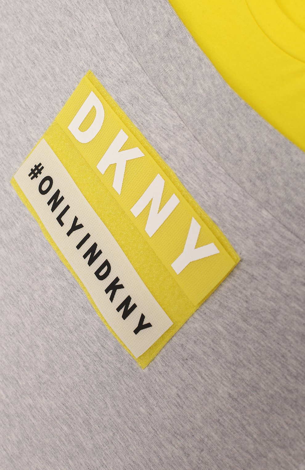 Детское хлопковое платье DKNY серого цвета, арт. D32712/A32 SS19 | Фото 3 (Рукава: Короткие, Без рукавов; Принт: С принтом; Материал внешний: Хлопок; Девочки Кросс-КТ: Платье-одежда; Статус проверки: Проверена категория)