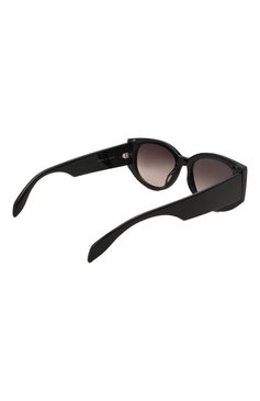 Женские солнцезащитные очки ALEXANDER MCQUEEN черного цвета, арт. 669320/J0740 | Фото 4 (Материал: Пластик; Тип очков: С/з; Оптика Гендер: оптика-женское; Очки форма: Овальные)