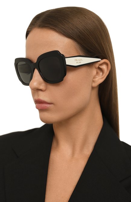 Женские солнцезащитные очки PRADA черно-белого цвета, арт. 16YS-09Q5S0 | Фото 2 (Тип очков: С/з; Материал: Пластик; Оптика Гендер: оптика-женское; Очки форма: Квадратные, Бабочка)