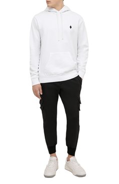 Мужской хлопковое худи MARCELO BURLON белого цвета, арт. CMBB007F21FLE006 | Фото 2 (Рукава: Длинные; Принт: Без принта; Длина (для топов): Стандартные; Мужское Кросс-КТ: Худи-одежда; Материал внешний: Хлопок; Стили: Спорт-шик)