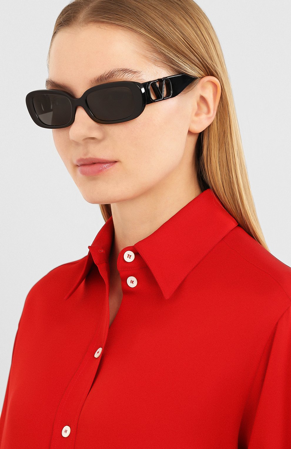 Женские солнцезащитные очки VALENTINO черного цвета, арт. 4067-500187 | Фото 2 (Региональные ограничения белый список (Axapta Mercury): RU; Тип очков: С/з; Оптика Гендер: оптика-женское; Очки форма: Прямоугольные)
