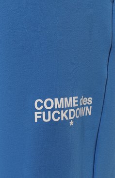 Мужские хлопковые джоггеры COMME DES FUCKDOWN синего цвета, арт. CDFU2112 | Фото 5 (Длина (брюки, джинсы): Стандартные; Материал сплава: Проставлено; Материал внешний: Хлопок; Стили: Спорт-шик; Драгоценные камни: Проставлено; Силуэт М (брюки): Джоггеры)