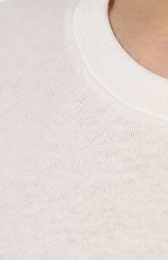 Женская хлопковая футболка BOTTEGA VENETA молочного цвета, арт. 607793/VA8E0 | Фото 5 (Принт: Без принта; Рукава: Короткие; Длина (для топов): Стандартные; Региональные ограничения белый список (Axapta Mercury): RU; Материал внешний: Хлопок; Женское Кросс-КТ: Футболка-одежда; Стили: Минимализм, Кэжуэл; Статус проверки: Проверена категория)