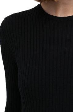 Женский пуловер из шерсти и кашемира CHLOÉ черного цвета, арт. CHC22SMP20510 | Фото 5 (Материал внешний: Шерсть; Рукава: Длинные; Длина (для топов): Стандартные; Региональные ограничения белый список (Axapta Mercury): RU; Материал сплава: Проставлено; Женское Кросс-КТ: Пуловер-одежда; Драгоценные камни: Проставлено; Стили: Кэжуэл)