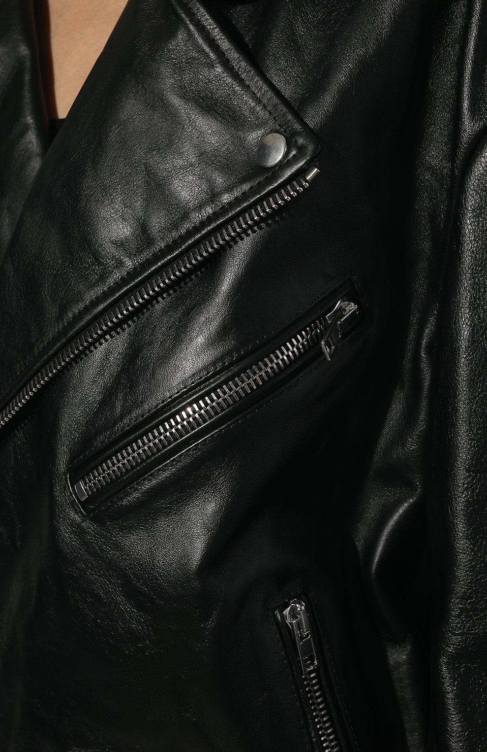 Женская кожаная куртка VETEMENTS черного цвета, арт. UE52JA650BL 2435/W | Фото 5 (Кросс-КТ: Куртка; Рукава: Длинные; Стили: Гламурный; Материал сплава: Проставлено; Материал внешний: Натуральная кожа; Драгоценные камни: Проставлено; Женское Кросс-КТ: Замша и кожа; Длина (верхняя одежда): Короткие; Материал подклада: Вискоза)