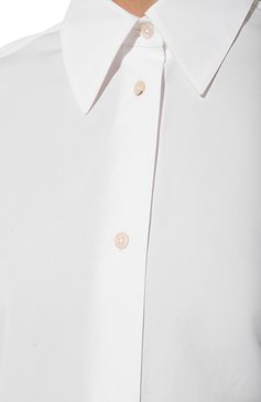 Женская хлопковая рубашка JIL SANDER белого цвета, арт. J04DL0003/J45001 | Фото 5 (Рукава: Длинные; Принт: Без принта; Женское Кросс-КТ: Рубашка-одежда; Длина (для топов): Удлиненные; Материал сплава: Проставлено; Материал внешний: Хлопок; Драгоценные камни: Проставлено; Стили: Кэжуэл)